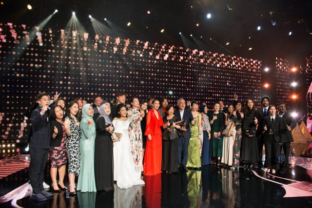  Local celebrities gathered on the stage for a photo, cheering for Mediacorp.