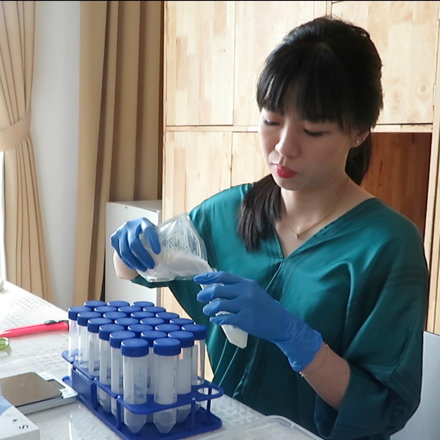 An image of Ryo making breastmilk jewellery