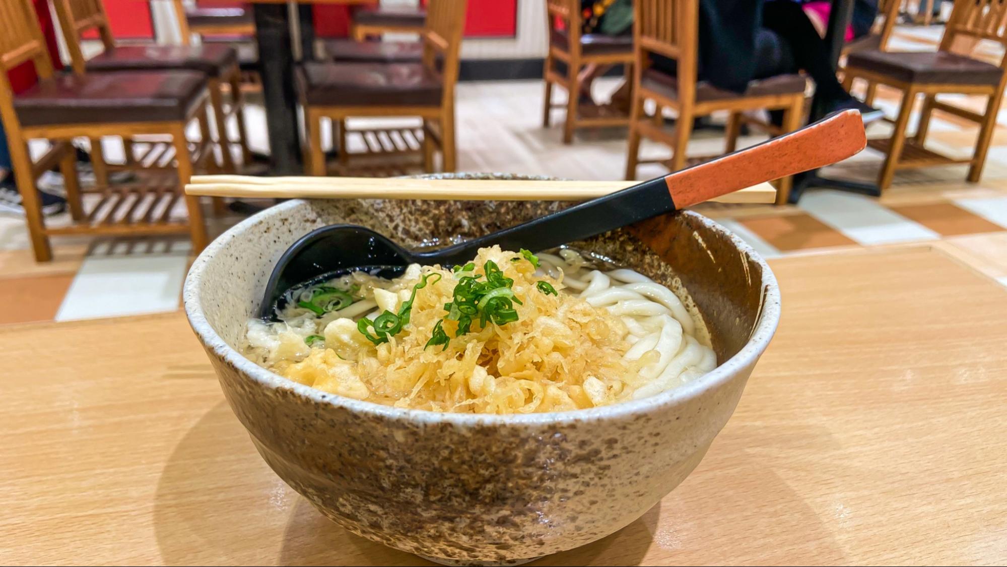 A bowl of fresh and hot Tanuki Udon