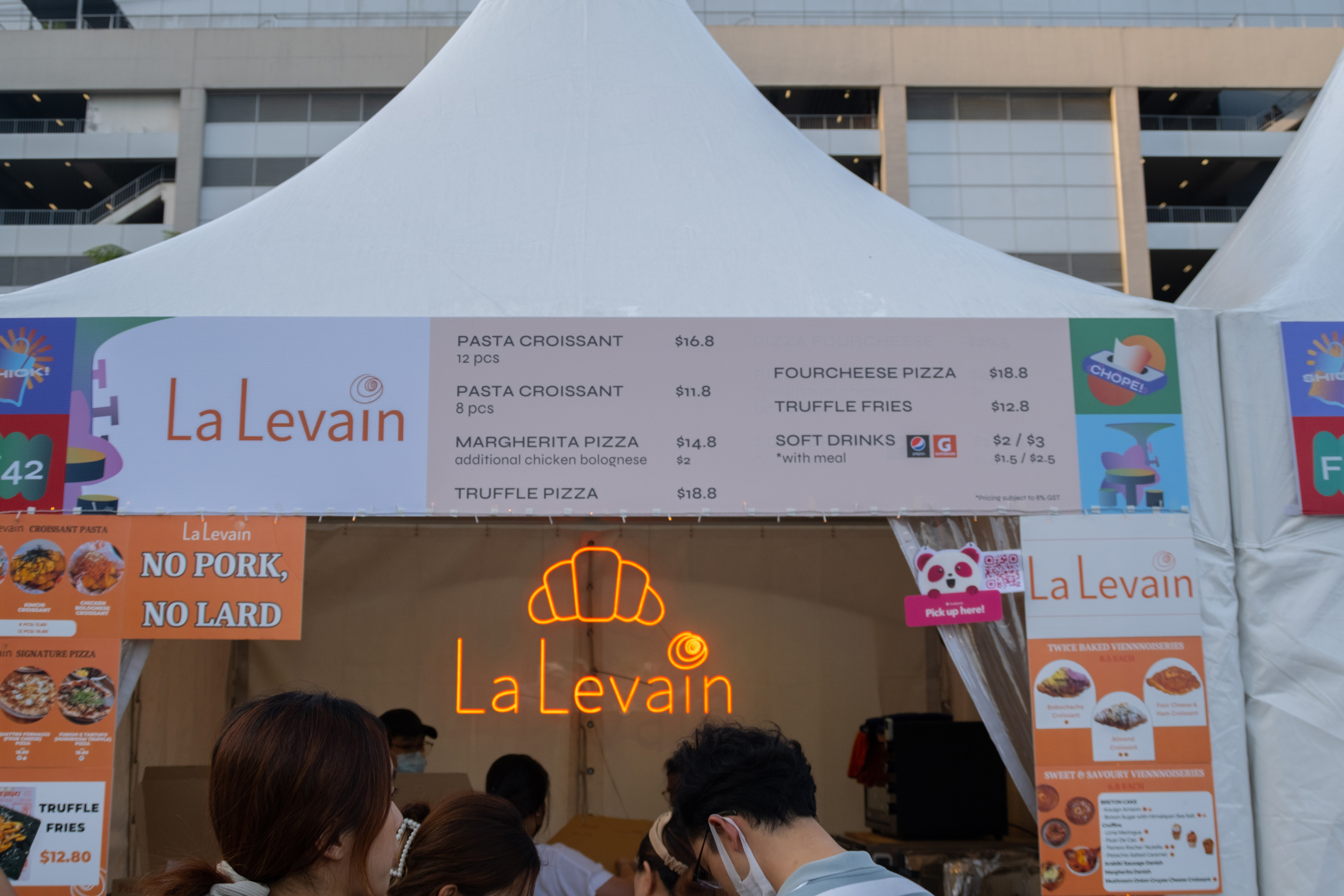 La Levain’s storefront, featuring their menu items.