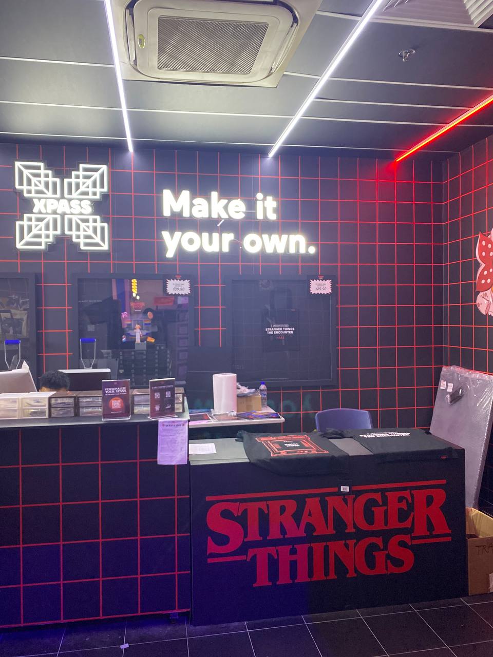 Collect FRGMNTS throughout your journey to unlock iconic Stranger Things elements in your XPass, culminating in a unique digital collectible so you can personalise your souvenirs.